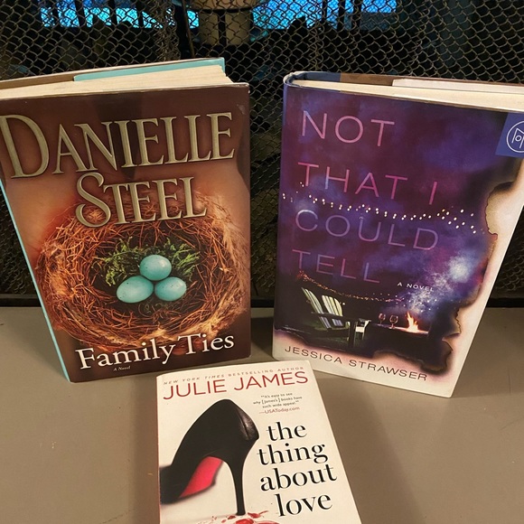 Book Bundle - Danielle Steele & More - Picture 2 of 7